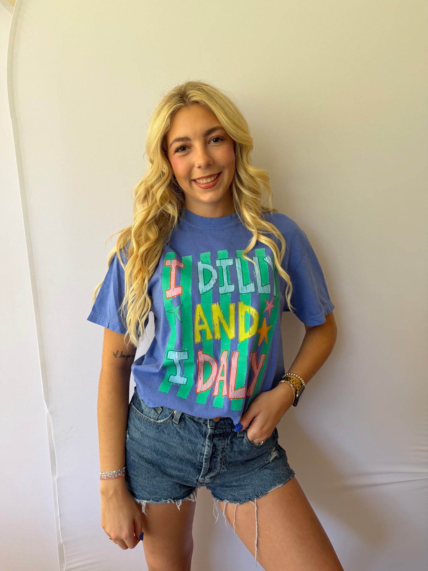 Dilly Dally Tee